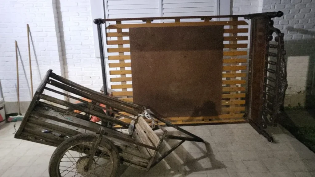 Santo Tomé: dos ladrones fueron detenidos por robar una cama y tres mesitas de luz de un hotel alojamiento