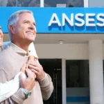 ANSES: cuándo cobran los jubilados el bono de $70.000 y en cuánto queda los haberes en abril