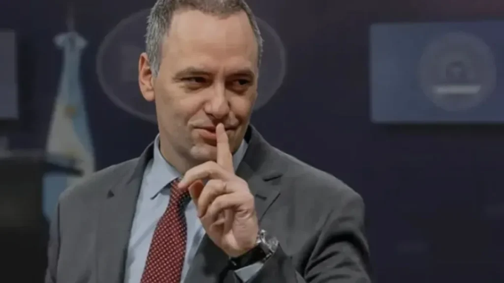 Crece la imagen negativa de Manuel Adorni y el 70% pide su renuncia, según una encuesta privada