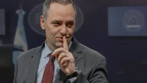 Crece la imagen negativa de Manuel Adorni y el 70% pide su renuncia, según una encuesta privada